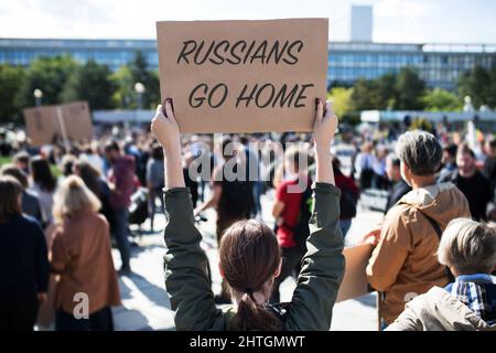 Protest gegen russische Invasion in der Ukraine. Menschen, die Anti-Krieg halten, singen und Banner auf der Straße. Stockfoto