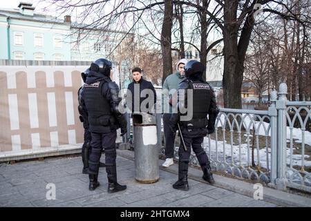 Moskau, Russland - 28. Februar 2022 protestieren die Russen gegen die russische Invasion in der Ukraine. Die Polizei, die Bereitschaftspolizei und die Nationalgarde patrouillieren auf der Bude Stockfoto