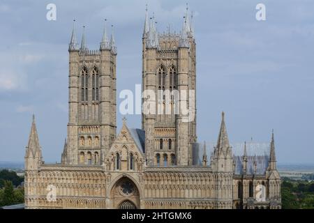 Lincoln Cathedral von den Wällen von Lincoln Castle, Lincolnshire, England, Großbritannien - Juli 2021 Stockfoto