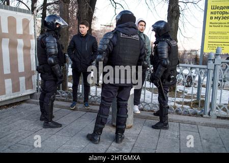 Moskau, Russland - 28. Februar 2022 protestieren die Russen gegen die russische Invasion in der Ukraine. Die Polizei, die Bereitschaftspolizei und die Nationalgarde patrouillieren auf der Bude Stockfoto