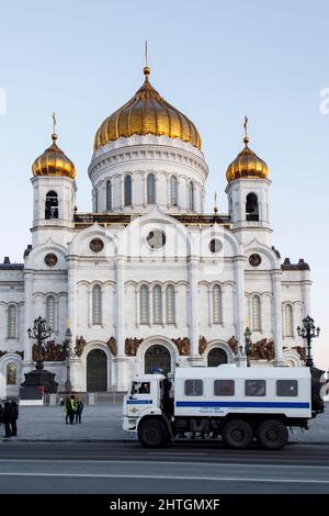 Moskau, Russland - 28. Februar 2022 protestieren die Russen gegen die russische Invasion in der Ukraine. Die Polizei, die Bereitschaftspolizei und die Nationalgarde patrouillieren auf der Bude Stockfoto