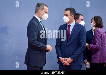 Der König von Spanien, Herr Präsident, Herr Präsident, und der spanische Premierminister, Herr Pedro Sanchez, sprachen während der Eröffnung des Mobile World Congress 2022 in Hospitalet de Llobregat Barcelona. Die jährlich stattfindende Veranstaltung bringt bahnbrechende Telekommunikationsunternehmen zusammen, in denen sie ihre neuesten Smartphones und tragbaren Geräte mit der neuen 5G-Technologie als Neuheit in dieser Ausgabe präsentieren. 150 Länder mit insgesamt 1500 Ausstellern mit Ausnahme der russischen Invasion der Ukraine, hat die Organisation den russischen Pavillon eliminiert. Stockfoto