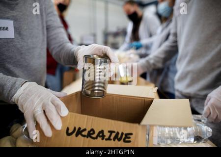 Gruppe von Freiwilligen sammeln Spenden für ukrainische Flüchtlinge, humanitäre Hilfe Konzept. Stockfoto