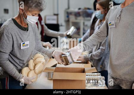 Gruppe von Freiwilligen sammeln Spenden für ukrainische Flüchtlinge, humanitäre Hilfe Konzept. Stockfoto