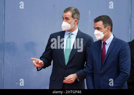 Der König von Spanien, Herr Präsident, Herr Präsident, und der spanische Premierminister, Herr Pedro Sanchez, sprachen während der Eröffnung des Mobile World Congress 2022 in Hospitalet de Llobregat Barcelona. Die jährlich stattfindende Veranstaltung bringt bahnbrechende Telekommunikationsunternehmen zusammen, in denen sie ihre neuesten Smartphones und tragbaren Geräte mit der neuen 5G-Technologie als Neuheit in dieser Ausgabe präsentieren. 150 Länder mit insgesamt 1500 Ausstellern mit Ausnahme der russischen Invasion der Ukraine, hat die Organisation den russischen Pavillon eliminiert. (Foto von Ramon Costa/SOPA Images/Sipa USA) Stockfoto