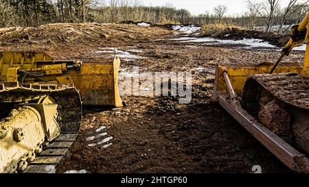 Unabhängig von der Jahreszeit sind die Maschinen hart an der Arbeit mit Schlamm bedeckt Stockfoto