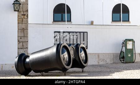 Cascais, Cidadela Art District, Schild, Fernglas mit antiker Gaspumpe Stockfoto