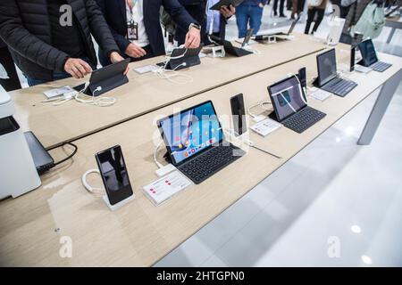Barcelona, Katalonien. 28.. Februar 2022. Huawei-Computer werden während der MWC 2022 gesehen.der erste Tag des Mobile World Congress MWC2022 auf der Fira de Barcelona, Spanien (Bildquelle: © Thiago Prudencio/DAX via ZUMA Press Wire) Stockfoto