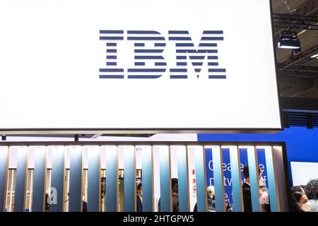 Barcelona, Katalonien. 28.. Februar 2022. Das IBM-Logo ist während der MWC 2022 zu sehen.der erste Tag des Mobile World Congress MWC2022 auf der Fira de Barcelona, Spanien (Bildquelle: © Thiago Prudencio/DAX via ZUMA Press Wire) Stockfoto
