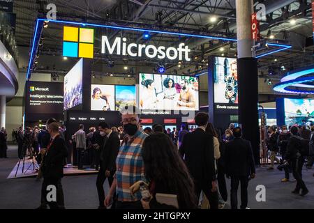 Barcelona, Katalonien. 28.. Februar 2022. Der Microsoft-Stand ist während der MWC 2022 zu sehen.der erste Tag des Mobile World Congress MWC2022 auf der Fira de Barcelona, Spanien (Bildquelle: © Thiago Prudencio/DAX via ZUMA Press Wire) Stockfoto
