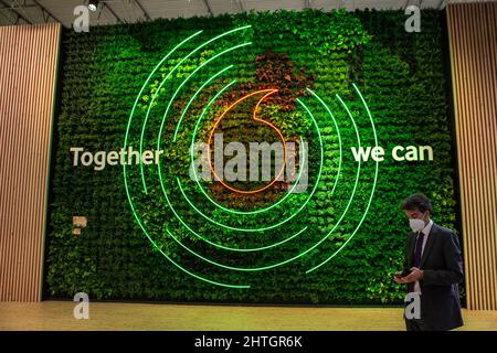 Barcelona, Katalonien. 28.. Februar 2022. Das Vodafone-Logo ist während der MWC 2022 zu sehen.der erste Tag des Mobile World Congress MWC2022 auf der Fira de Barcelona, Spanien (Bildquelle: © Thiago Prudencio/DAX via ZUMA Press Wire) Stockfoto