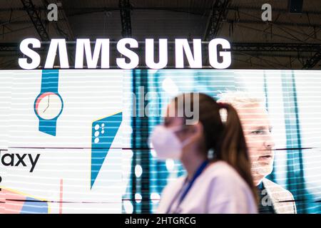 Barcelona, Katalonien. 28.. Februar 2022. Das Samsung-Logo ist während der MWC 2022 zu sehen.der erste Tag des Mobile World Congress MWC2022 auf der Fira de Barcelona, Spanien (Bildquelle: © Thiago Prudencio/DAX via ZUMA Press Wire) Stockfoto