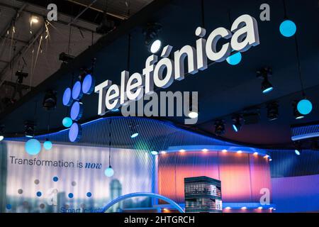 Barcelona, Katalonien. 28.. Februar 2022. Das Telefonica-Logo ist während der MWC 2022 zu sehen.der erste Tag des Mobile World Congress MWC2022 auf der Fira de Barcelona, Spanien (Bildquelle: © Thiago Prudencio/DAX via ZUMA Press Wire) Stockfoto