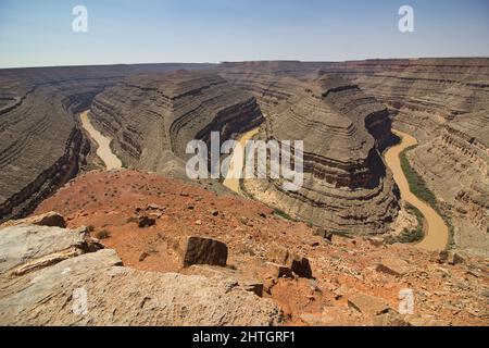 Panoramablick auf den San Juan River im Gooseneck State Park, Utah Stockfoto