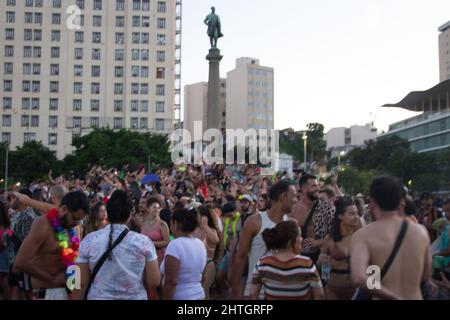 Rio de Janeiro, Rio de Janeiro, Brasilien. 28.. Februar 2022. (INT) Nachtschwärmer haben Spaß in einem Karnevalsblock in der Innenstadt von Rio de Janeiro. 28. Februar 2022, Rio de Janeiro, Brasilien. Nachtschwärmer haben Spaß mit einem Straßenblock am Maua-Platz, in der Innenstadt von Rio de Janeiro, am Montag (28), auch mit den Beschränkungen durch covid-19 auferlegt. (Bild: © Erica Martin/TheNEWS2 via ZUMA Press Wire) Stockfoto