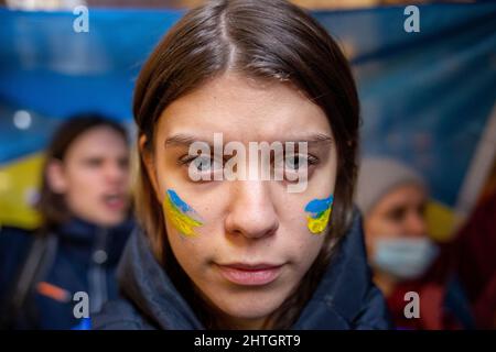 Istanbul, Türkei. 25.. Februar 2022. Die Demonstratorin TAYA SEASONOVA sagte, ihre Familie sei in einer Stadt an der Grenze zwischen der Ukraine und Weißrussland gestrandet. Sie sagt, sie sei ängstlich und ängstlich und wartet. Mit einem Wort sagt sie „genug“ für die aktuelle Situation. Am zweiten Tag der Proteste versammelten sich ukrainische Bürger aus Istanbul in der Istiklal-Straße und skandierten vor dem russischen Generalkonsulat Parolen gegen Russland und Putin und forderten ein Ende des Krieges. (Bild: © Tolga Ildun/ZUMA Press Wire) Stockfoto