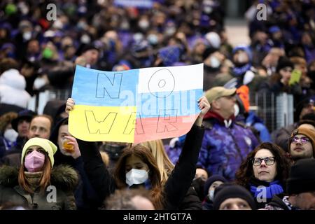 Bergamo, Italien, 28. Februar 2022. Zuschauer mit Friedensschild während des Fußballspiels zwischen Atalanta und Sampdoria im Gewiss Stadium am 28. Februar 2022 in Bergamo, Italien. Quelle: Stefano Nicoli/Speed Media/Alamy Live News Stockfoto