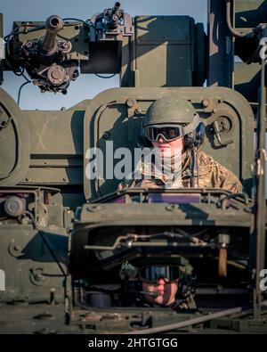 Orzysz, Polen. 24. Februar 2022. Soldaten der US-Armee, die 5. Bataillons, 4. Artillerieregiment der Luftwaffe, zugewiesen wurden, leiten ein Stryker A1 im-SHORAD-System im Ausbildungsgebiet Bemowo Pikie, 24. Februar 2022 außerhalb von Orzysz, Polen. Die USA haben die NATO-Truppen in der Region verstärkt, um der russischen Bedrohung gegen die Ukraine entgegenzuwirken. Quelle: Maj. Robert Fellingham/U.S. Army/Alamy Live News Stockfoto