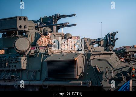 Orzysz, Polen. 24. Februar 2022. Soldaten der US-Armee, die 5. Bataillons, 4. Artillerieregiment der Luftwaffe, zugewiesen wurden, leiten ein Stryker A1 im-SHORAD-System im Ausbildungsgebiet Bemowo Pikie, 24. Februar 2022 außerhalb von Orzysz, Polen. Die USA haben die NATO-Truppen in der Region verstärkt, um der russischen Bedrohung gegen die Ukraine entgegenzuwirken. Quelle: Maj. Robert Fellingham/U.S. Army/Alamy Live News Stockfoto