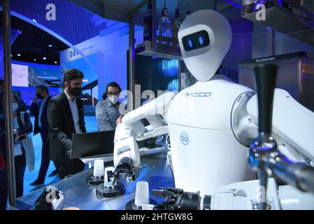 Hospitalet De Llobregat, Spanien. 28.. Februar 2022. Blick auf einen Kellnerroboter auf dem Mobile World Congress 2022. Der Mobile World Congress 2022 wird heute in Hospitalet de Llobregat (Barcelona) nach zwei Jahren Pandemie eröffnet. Der Kongress präsentiert die wichtigsten Kommunikationsunternehmen aus mehr als 150 Ländern, wo sie ihre neuesten Telefone, Smartphones und tragbaren Geräte wie Klappbildschirme und die neueste 5G-Technologie präsentieren. Kredit: SOPA Images Limited/Alamy Live Nachrichten Stockfoto