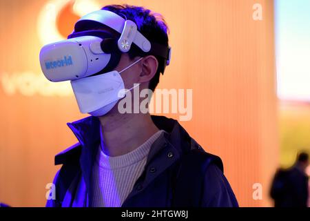 Hospitalet De Llobregat, Spanien. 28.. Februar 2022. Ein Besucher trägt auf dem Mobile Word Congress 2022 eine Virtual-Reality-Brille. Der Mobile World Congress 2022 wird heute in Hospitalet de Llobregat (Barcelona) nach zwei Jahren Pandemie eröffnet. Der Kongress präsentiert die wichtigsten Kommunikationsunternehmen aus mehr als 150 Ländern, wo sie ihre neuesten Telefone, Smartphones und tragbaren Geräte wie Klappbildschirme und die neueste 5G-Technologie präsentieren. Kredit: SOPA Images Limited/Alamy Live Nachrichten Stockfoto