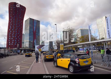 Hospitalet De Llobregat, Spanien. 28.. Februar 2022. Taxistand für Besucher, die den Besuch des Mobile Word Congress 2022 beendet haben. Der Mobile World Congress 2022 wird heute in Hospitalet de Llobregat (Barcelona) nach zwei Jahren Pandemie eröffnet. Der Kongress präsentiert die wichtigsten Kommunikationsunternehmen aus mehr als 150 Ländern, wo sie ihre neuesten Telefone, Smartphones und tragbaren Geräte wie Klappbildschirme und die neueste 5G-Technologie präsentieren. Kredit: SOPA Images Limited/Alamy Live Nachrichten Stockfoto