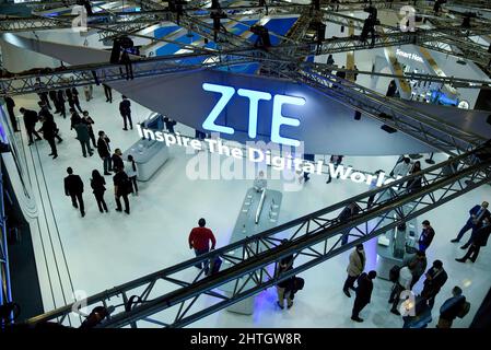 Hospitalet De Llobregat, Spanien. 28.. Februar 2022. ZTE-Markenstand auf dem Mobile World Congress 2022. Der Mobile World Congress 2022 wird heute in Hospitalet de Llobregat (Barcelona) nach zwei Jahren Pandemie eröffnet. Der Kongress präsentiert die wichtigsten Kommunikationsunternehmen aus mehr als 150 Ländern, wo sie ihre neuesten Telefone, Smartphones und tragbaren Geräte wie Klappbildschirme und die neueste 5G-Technologie präsentieren. Kredit: SOPA Images Limited/Alamy Live Nachrichten Stockfoto