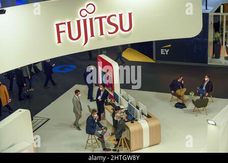 Hospitalet De Llobregat, Spanien. 28.. Februar 2022. Blick auf den Stand der japanischen Marke Fujitsu auf dem Mobile Word Congress 2022. Der Mobile World Congress 2022 wird heute in Hospitalet de Llobregat (Barcelona) nach zwei Jahren Pandemie eröffnet. Der Kongress präsentiert die wichtigsten Kommunikationsunternehmen aus mehr als 150 Ländern, wo sie ihre neuesten Telefone, Smartphones und tragbaren Geräte wie Klappbildschirme und die neueste 5G-Technologie präsentieren. Kredit: SOPA Images Limited/Alamy Live Nachrichten Stockfoto