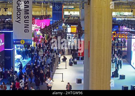 Hospitalet De Llobregat, Spanien. 28.. Februar 2022. Blick auf die Besucher in einem der Pavillons des Mobile Word Congress 2022. Der Mobile World Congress 2022 wird heute in Hospitalet de Llobregat (Barcelona) nach zwei Jahren Pandemie eröffnet. Der Kongress präsentiert die wichtigsten Kommunikationsunternehmen aus mehr als 150 Ländern, wo sie ihre neuesten Telefone, Smartphones und tragbaren Geräte wie Klappbildschirme und die neueste 5G-Technologie präsentieren. Kredit: SOPA Images Limited/Alamy Live Nachrichten Stockfoto