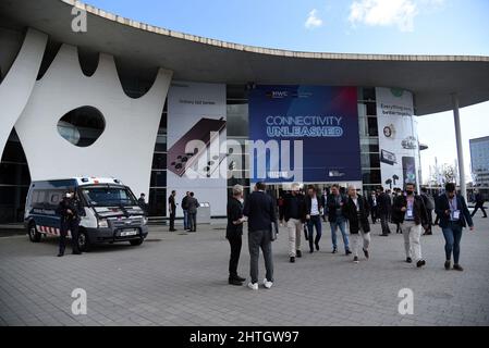 Hospitalet De Llobregat, Spanien. 28.. Februar 2022. Besuchereingang bewacht von der katalanischen Polizei des Mobile Word Congress 2022. Der Mobile World Congress 2022 wird heute in Hospitalet de Llobregat (Barcelona) nach zwei Jahren Pandemie eröffnet. Der Kongress präsentiert die wichtigsten Kommunikationsunternehmen aus mehr als 150 Ländern, wo sie ihre neuesten Telefone, Smartphones und tragbaren Geräte wie Klappbildschirme und die neueste 5G-Technologie präsentieren. Kredit: SOPA Images Limited/Alamy Live Nachrichten Stockfoto