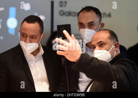 Hospitalet De Llobregat, Spanien. 28.. Februar 2022. Besucher machen ein Selfie am Samsung-Stand auf dem Mobile Word Congress 2022. Der Mobile World Congress 2022 wird heute in Hospitalet de Llobregat (Barcelona) nach zwei Jahren Pandemie eröffnet. Der Kongress präsentiert die wichtigsten Kommunikationsunternehmen aus mehr als 150 Ländern, wo sie ihre neuesten Telefone, Smartphones und tragbaren Geräte wie Klappbildschirme und die neueste 5G-Technologie präsentieren. Kredit: SOPA Images Limited/Alamy Live Nachrichten Stockfoto