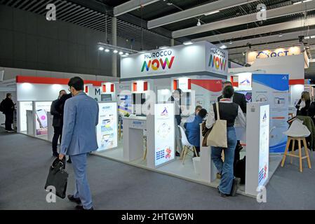Hospitalet De Llobregat, Spanien. 28.. Februar 2022. Blick auf den Stand des Landes Marokko auf dem Mobile Word Congress 2022. Der Mobile World Congress 2022 wird heute in Hospitalet de Llobregat (Barcelona) nach zwei Jahren Pandemie eröffnet. Der Kongress präsentiert die wichtigsten Kommunikationsunternehmen aus mehr als 150 Ländern, wo sie ihre neuesten Telefone, Smartphones und tragbaren Geräte wie Klappbildschirme und die neueste 5G-Technologie präsentieren. Kredit: SOPA Images Limited/Alamy Live Nachrichten Stockfoto