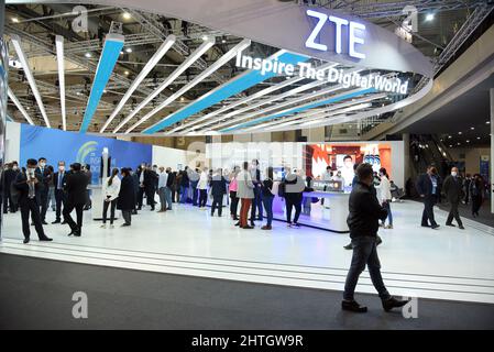 Hospitalet De Llobregat, Spanien. 28.. Februar 2022. Blick auf den ZTE-Markenstand auf dem Mobile Word Congress 2022. Der Mobile World Congress 2022 wird heute in Hospitalet de Llobregat (Barcelona) nach zwei Jahren Pandemie eröffnet. Der Kongress präsentiert die wichtigsten Kommunikationsunternehmen aus mehr als 150 Ländern, wo sie ihre neuesten Telefone, Smartphones und tragbaren Geräte wie Klappbildschirme und die neueste 5G-Technologie präsentieren. Kredit: SOPA Images Limited/Alamy Live Nachrichten Stockfoto