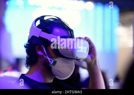 Hospitalet De Llobregat, Spanien. 28.. Februar 2022. Ein Besucher trägt auf dem Mobile Word Congress 2022 eine Virtual-Reality-Brille. Der Mobile World Congress 2022 wird heute in Hospitalet de Llobregat (Barcelona) nach zwei Jahren Pandemie eröffnet. Der Kongress präsentiert die wichtigsten Kommunikationsunternehmen aus mehr als 150 Ländern, wo sie ihre neuesten Telefone, Smartphones und tragbaren Geräte wie Klappbildschirme und die neueste 5G-Technologie präsentieren. Kredit: SOPA Images Limited/Alamy Live Nachrichten Stockfoto
