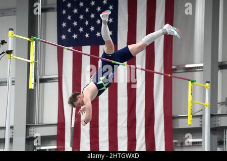 Chris Nilsen gewinnt den Stabhochsprung mit 19-4 3/4 (5,91m) während der USA Indoor Championships auf dem Podium, Samstag, den 26. Februar 2022, in Spokane, Wash. Stockfoto