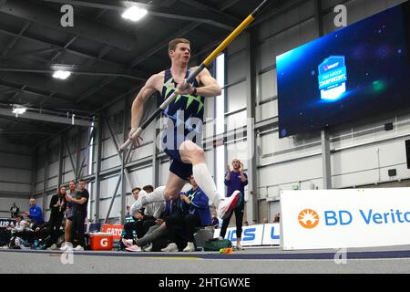 Chris Nilsen gewinnt den Stabhochsprung mit 19-4 3/4 (5,91m) während der USA Indoor Championships auf dem Podium, Samstag, den 26. Februar 2022, in Spokane, Wash. Stockfoto