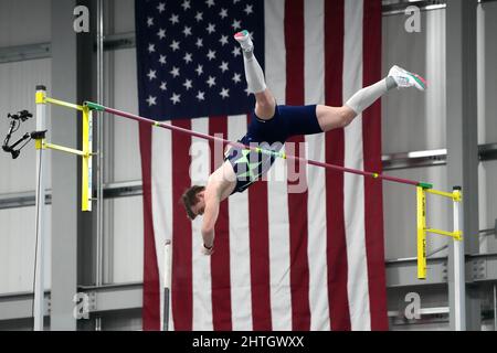 Chris Nilsen gewinnt den Stabhochsprung mit 19-4 3/4 (5,91m) während der USA Indoor Championships auf dem Podium, Samstag, den 26. Februar 2022, in Spokane, Wash. Stockfoto