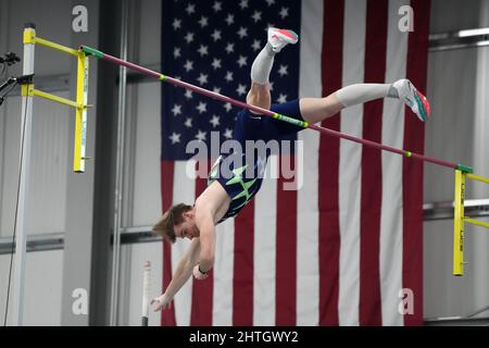 Chris Nilsen gewinnt den Stabhochsprung mit 19-4 3/4 (5,91m) während der USA Indoor Championships auf dem Podium, Samstag, den 26. Februar 2022, in Spokane, Wash. Stockfoto