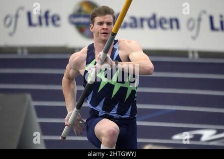 Chris Nilsen gewinnt den Stabhochsprung mit 19-4 3/4 (5,91m) während der USA Indoor Championships auf dem Podium, Samstag, den 26. Februar 2022, in Spokane, Wash. Stockfoto