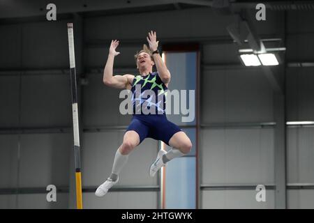 Chris Nilsen gewinnt den Stabhochsprung mit 19-4 3/4 (5,91m) während der USA Indoor Championships auf dem Podium, Samstag, den 26. Februar 2022, in Spokane, Wash. Stockfoto