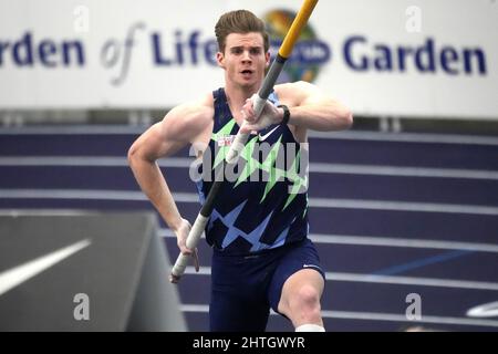 Chris Nilsen gewinnt den Stabhochsprung mit 19-4 3/4 (5,91m) während der USA Indoor Championships auf dem Podium, Samstag, den 26. Februar 2022, in Spokane, Wash. Stockfoto