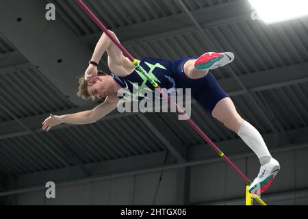 Chris Nilsen gewinnt den Stabhochsprung mit 19-4 3/4 (5,91m) während der USA Indoor Championships auf dem Podium, Samstag, den 26. Februar 2022, in Spokane, Wash. Stockfoto