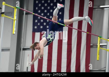 Chris Nilsen gewinnt den Stabhochsprung mit 19-4 3/4 (5,91m) während der USA Indoor Championships auf dem Podium, Samstag, den 26. Februar 2022, in Spokane, Wash. Stockfoto