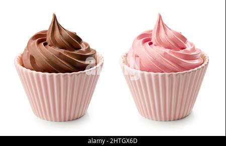 Schüssel mit Schlagschokolade und Erdbeer-Mousse-Creme Dessert isoliert auf weißem Hintergrund Stockfoto