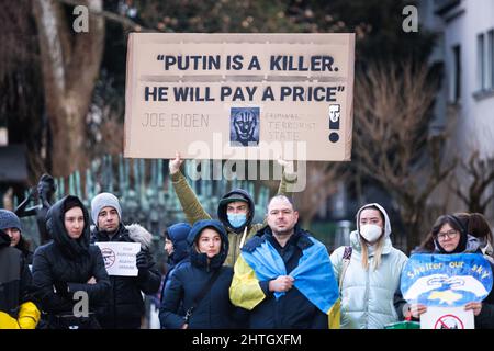 Ljubljana, Slowenien. 28.. Februar 2022. Ein Protestler trägt ein Plakat gegen den russischen Präsidenten Wladimir Putin während eines Protestes gegen die russische Invasion in der Ukraine in Ljubljana.nach der russischen Invasion in der Ukraine versammelten sich in der slowenischen Hauptstadt erneut Menschen, um gegen den Krieg zu protestieren. Kredit: SOPA Images Limited/Alamy Live Nachrichten Stockfoto