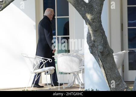 Washington, Usa. 28.. Februar 2022. Präsident Joe Biden kommt von Delaware im South Lawn/Weißen Haus in Washington DC ins Weiße Haus. Kredit: SOPA Images Limited/Alamy Live Nachrichten Stockfoto