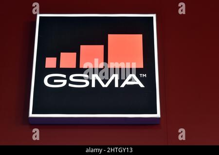 Hospitalet De Llobregat, Spanien. 28.. Februar 2022. Das GSMA Markenlogo gehört zu den Marken im Zusammenhang mit Mobiltechnologie und Kommunikationsgeräten, die auf dem Mobile Word Congress 2022 in Hospitalet de Llobregat Barcelona ausstellen. (Foto von Ramon Costa/SOPA Images/Sipa USA) Quelle: SIPA USA/Alamy Live News Stockfoto