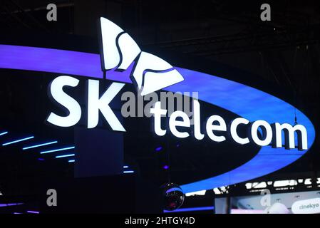 Hospitalet De Llobregat, Spanien. 28.. Februar 2022. Hospitalet de Llobregat (Barcelona), Spanien - 28. FEBRUAR 2022. Logo der südkoreanischen Marke SK Telecom Ansicht der Marken im Zusammenhang mit Mobiltechnologie und Kommunikationsgeräten, die auf dem Mobile Word Congress 2022 in Hospitalet de Llobregat Barcelona ausstellen (Foto von Ramon Costa/SOPA Images/Sipa USA) Quelle: SIPA USA/Alamy Live News Stockfoto