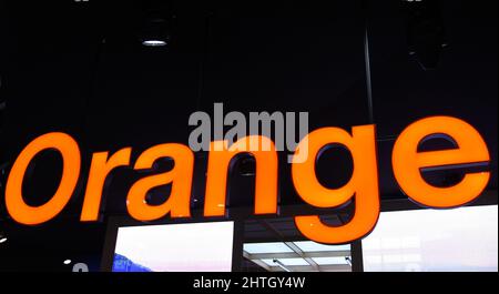 Hospitalet De Llobregat, Spanien. 28.. Februar 2022. Logo der französischen Marke Orange Teil der Marken im Zusammenhang mit Mobiltechnologie und Kommunikationsgeräten, die auf dem Mobile Word Congress 2022 in Hospitalet de Llobregat Barcelona ausstellen. (Foto von Ramon Costa/SOPA Images/Sipa USA) Quelle: SIPA USA/Alamy Live News Stockfoto