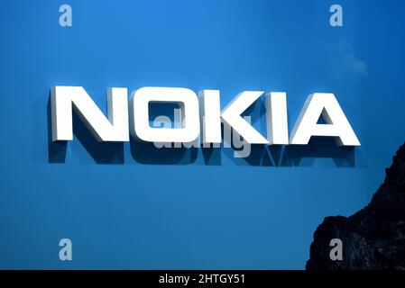 Hospitalet De Llobregat, Spanien. 28.. Februar 2022. Nokia-Markenlogo Teil der Marken im Zusammenhang mit Mobiltechnologie und Kommunikationsgeräten, die auf dem Mobile Word Congress 2022 in Hospitalet de Llobregat Barcelona ausstellen. (Foto von Ramon Costa/SOPA Images/Sipa USA) Quelle: SIPA USA/Alamy Live News Stockfoto